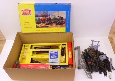 Lot 101 - A box containing Hornby Dublo 2 Rail...