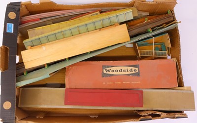 Lot 584 - Wooden 00-gauge buildings. Two pre-war D1...