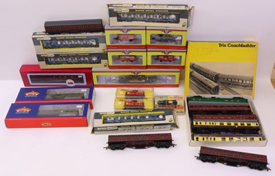 Lot 176 - Collection of various 00 gauge rolling stock...