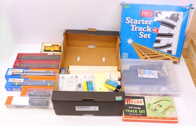 Lot 58 - One tray containing various HO and 00 gauge...
