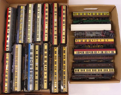 Lot 117 - 2 trays containing OO gauge loose Hornby,...