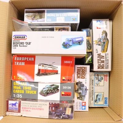 Lot 377 - 10 mixed-scale plastic kits for various tanks...