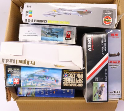 Lot 380 - Collection of mixed plastic kits to include a...