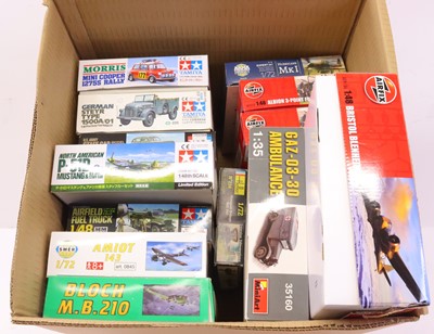 Lot 381 - Collection of mixed plastic kits to include an...