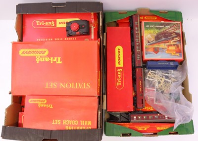 Lot 171 - Two trays of various Triang 00 gauge wagons,...