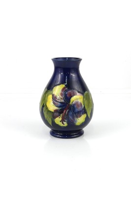 Lot 245 - A Moorcroft Hibiscus pattern pottery small...