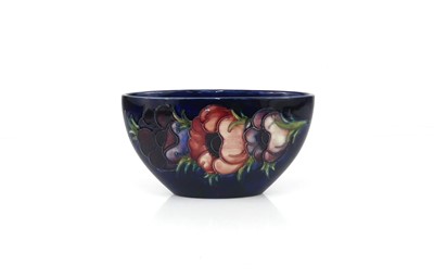 Lot 262 - A Moorcroft Anemone pattern pottery oval squat...