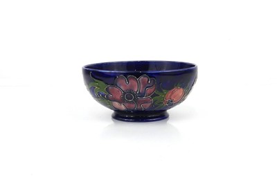 Lot 269 - A Moorcroft Anemone pattern pottery small...