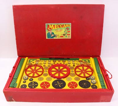 Lot 1146 - A Meccano 1950s 9a accessory outfit comprising...