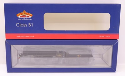 Lot 387 - A Bachmann 00 gauge Class B1 4-6-0 loco in BR...