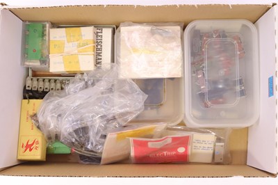 Lot 190 - Tray containing electrical items; quantities...