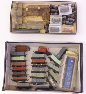Lot 575 - Shoebox containing: 21 x 3mm (TT3) Triang open...