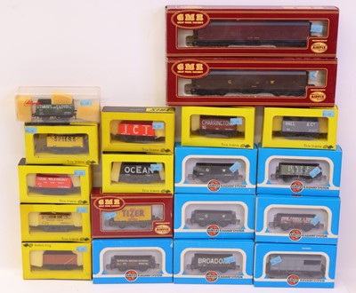 Lot 192 - Nineteen modern 00 gauge goods wagons: 2 x GMR...
