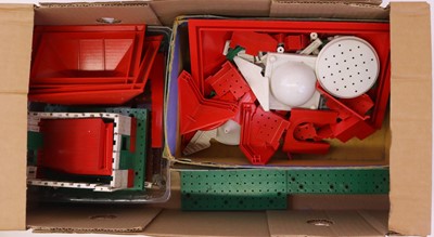 Lot 184 - A small collection of green & red Bayko. 7...