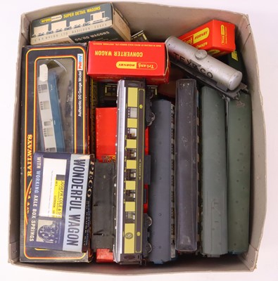 Lot 191 - Box of assorted 00 gauge wagons: Bachmann pack...