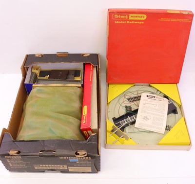Lot 188 - Large tray containing Hornby-Dublo double...