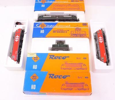 Lot 43 - A Roco HO gauge boxed locomotive group, to...