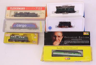 Lot 214 - An N gauge boxed locomotive group with six...