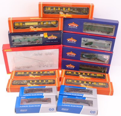 Lot 435 - One tray containing various 00 gauge wagons...