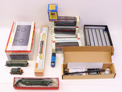 Lot 648 - A collection of various 00 gauge locos and...