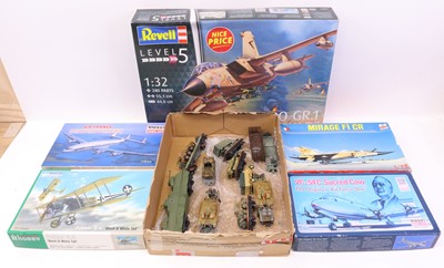 Lot 462 - a collection of plastic built and unbuilt...