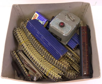Lot 100 - Mixed Hornby Dublo 3-rail lot, to include a...