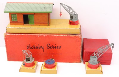 Lot 149 - Hornby 0 gauge boxed goods platform, with...