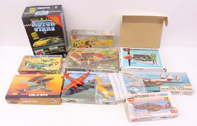 Lot 385 - Tray containing a collection of plastic kits...