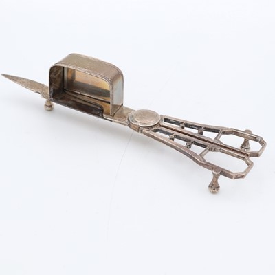 Lot 59 - A pair of George III silver wick trimmers /...