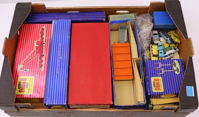 Lot 581 - Tray of Hornby-Dublo accessories: D1 TPO Mail...