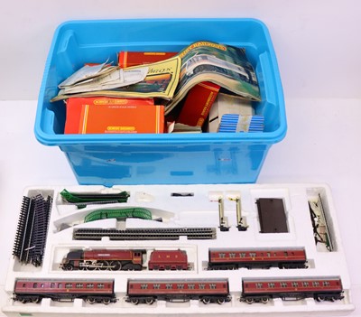 Lot 166 - Collection of 00 gauge 1980s rolling stock and...