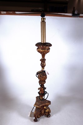 Lot 68 - A carved gilt wood table lamp in the...