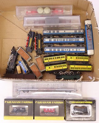 Lot 222 - Collection of N gauge rolling stock to include...