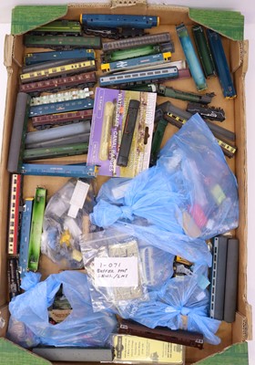 Lot 220 - One tray containing various N gauge loco...
