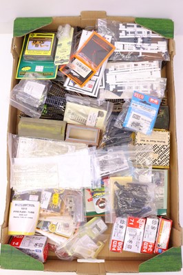 Lot 221 - One tray containing various N gauge...