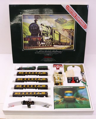 Lot 599 - Hornby 00 gauge Silver Jubilee Pullman set,...