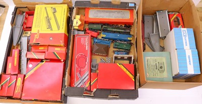 Lot 653 - Three trays of mixed 00 gauge 1980s rolling...