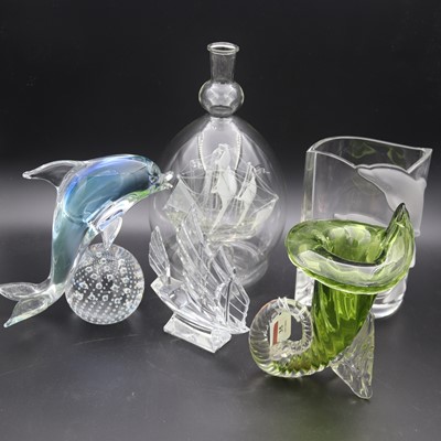 Lot 35 - A collection of ceramics and glass, to include...