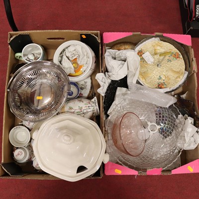 Lot 85 - A collection of ceramics and glass, to include...