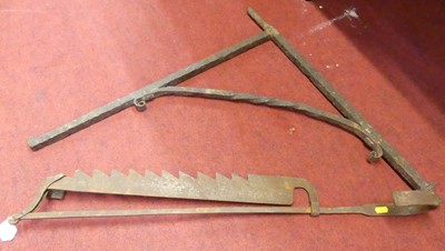 Lot 177 - A 19th century iron sawtooth trammel, h.84cm;...