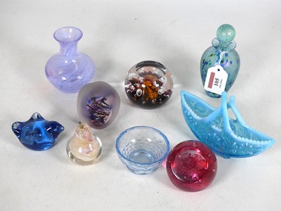 Lot 105 - A collection of glass to include a studio...