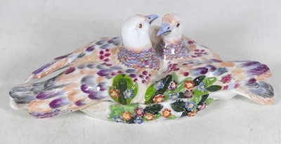 Lot 118 - An 18th century Chelsea box and cover in the...