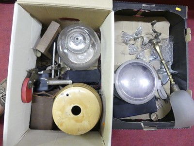 Lot 186 - A collection of miscellaneous items, to...