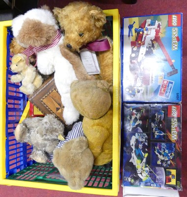 Lot 194 - A collection of toys and models, to include...