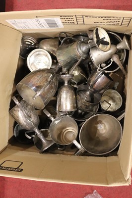 Lot 206 - A collection of metalware, to include trophy cups