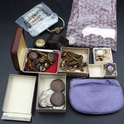 Lot 226 - A collection of items, to include military...