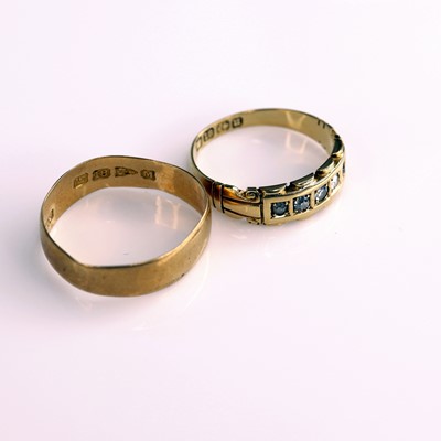 Lot 281 - A George V 18ct gold diamond half hoop ring,...