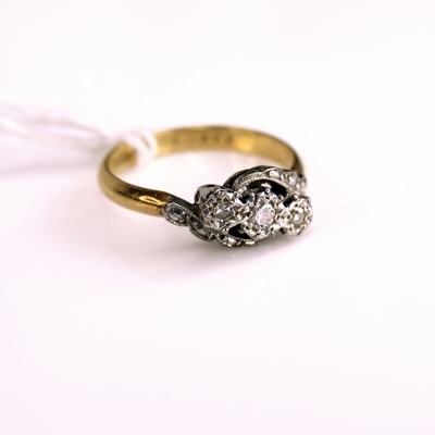 Lot 289 - An 18ct gold and platinum diamond three stone...