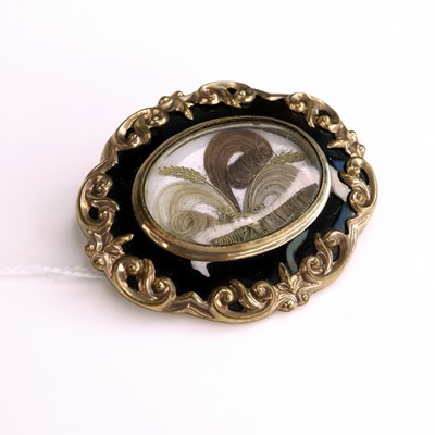 Lot 297 - A Victorian pinchbeck and black onyx mourning...