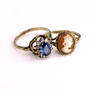 Lot 305 - A 9ct gold carved shell cameo set dress ring,...